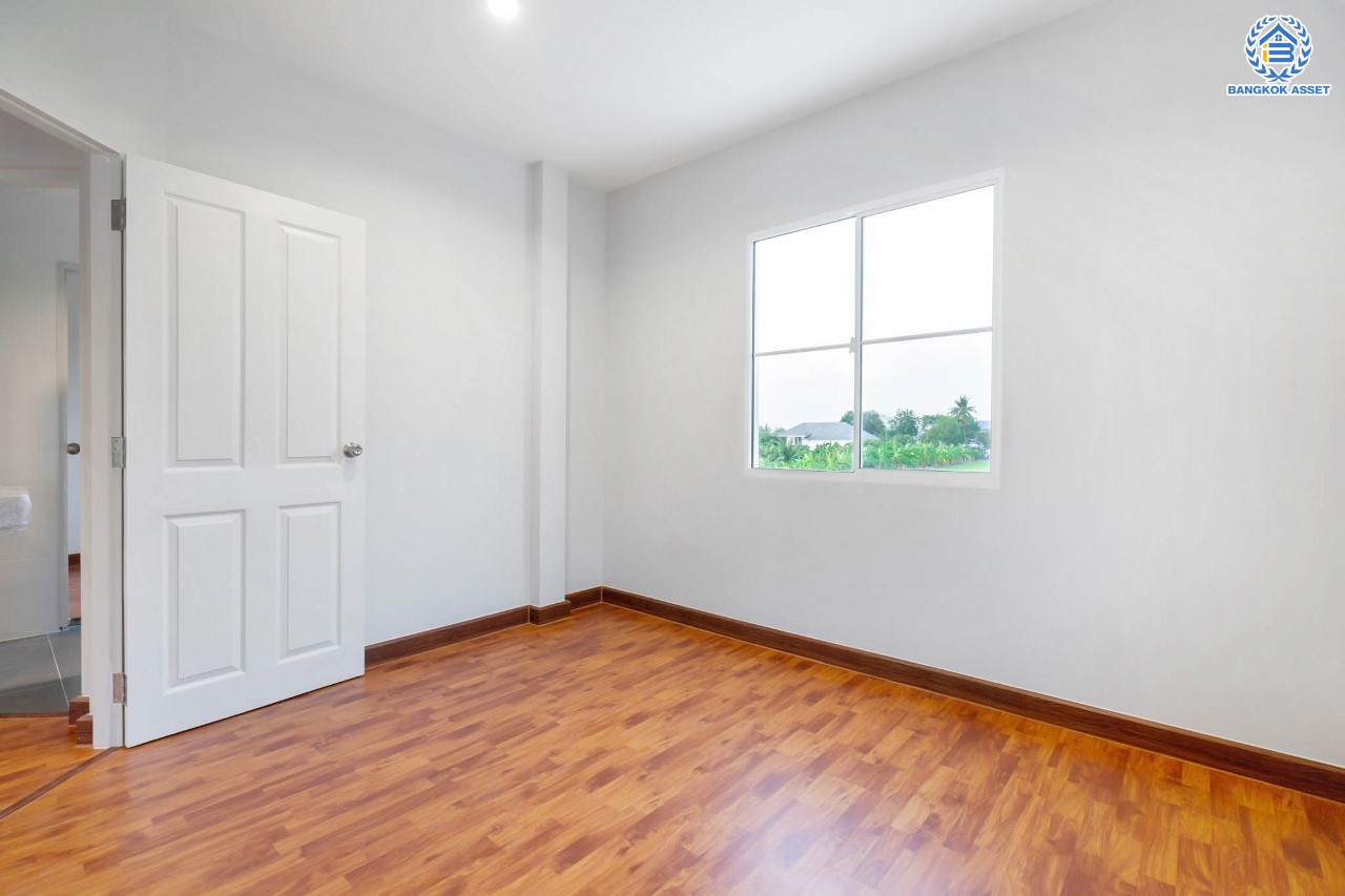 บ้านมือสองตกแต่งใหม่ แบรนด์ LH ม.ชลลดา บางใหญ่-เซ็นทรัลเวสต์เกต หลังมุม เนื้อที่ 58.9 ตร.ว. ฟังก์ชัน 3 ห้องนอน 2 ห้องน้ำ 1 ห้องอเนกประสงค์ 2 ที่จอดรถ Facilities ครบครัน บนทำเลเดินทางสะดวก เชื่อมต่อถ.กาญจนาภิเษก และเพียง 10 นาทีถึงรถไฟฟ้า "สถานีคลองบางไผ่"